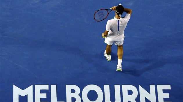 Roger Federer ze vcarska oddechuje v semifinle Australian Open proti Novaku Djokoviovi ze Srbska.