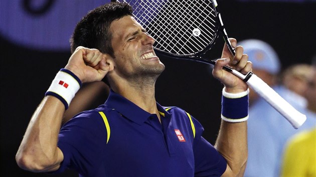 NOVAK, AMPION. Srbsk tenista Novak Djokovi se raduje z postupu do finle Australian Open.