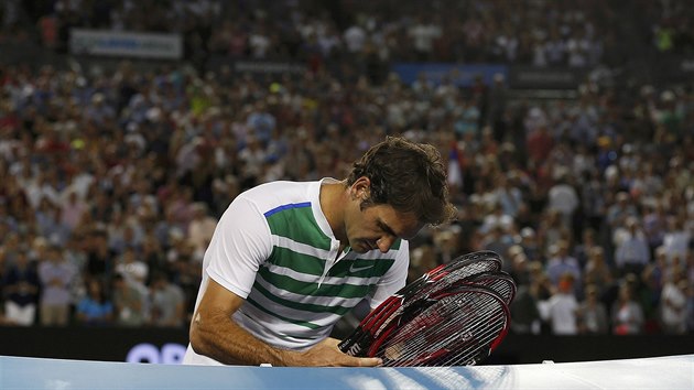 Roger Federer odchz poraen ze semifinlovho zpasu Australian Open proti Novaku Djokoviovi.