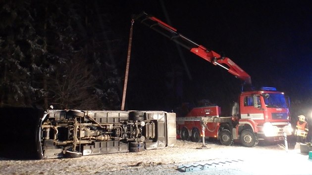 Na Blanensku havaroval autobus s dvaadvaceti cestujcmi. est z nich se pi nehod zranilo (20. 1. 2016).