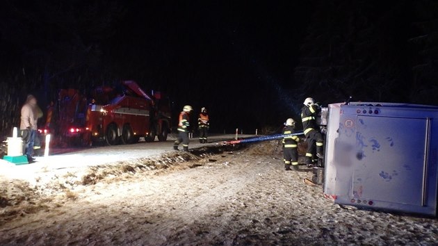 Na Blanensku havaroval autobus s dvaadvaceti cestujcmi. est z nich se pi nehod zranilo (20. 1. 2016).