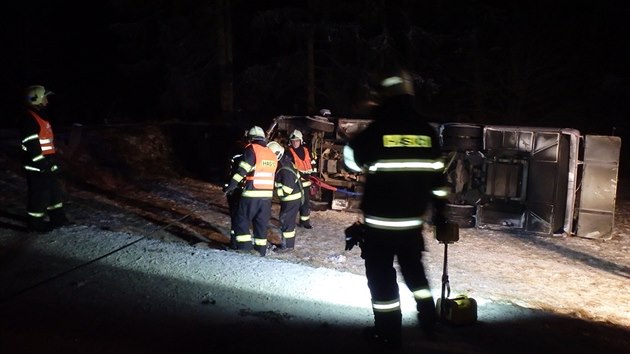 Na Blanensku havaroval autobus s dvaadvaceti cestujcmi. est z nich se pi nehod zranilo (20. 1. 2016).