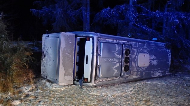 Na Blanensku havaroval autobus s dvaadvaceti cestujcmi. est z nich se pi nehod zranilo (20. 1. 2016).