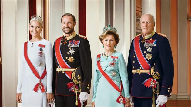 Norská korunní princezna Mette-Marit, korunní princ Haakon, královna Sonja a král Harald V. (2016)
