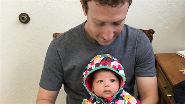 Mark Zuckerberg a jeho dcera Max na očkování (8. ledna 2016)