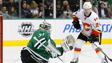 Antti Niemi v brance Dallasu chytá stelu Jiího Hudlera z Calgary.