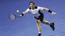 Andy Murray se natahuje po míku ve tvrtfinále Australian Open.