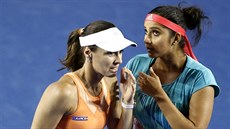 Martina Hingisová ze výcarska a Sania Mirzaová z Indie se radí ve finále...
