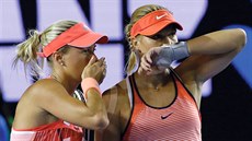 JAK TO PROVEDEME? Porada mezi Andreou Hlavá�kovou a Lucií Hradeckou (vpravo).