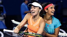 Martina Hingisová (vlevo) a Sania Mirzaová ve vít�zném finále Australian Open.