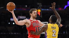 Pau Gasol z Chicaga se chystá na pihrávku, brání ho Brandon Bass z Los Angeles.