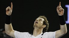POZDRAV DO NEBE. Andy Murray po vítězném semifinále Australian Open.