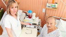 Zdravotní sestra Lída Matouková s pacientem Václavem Nemanským na pokoji...