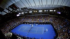 POD STECHOU. Kvli poasí se v pátek na Australian Open hraje pod zataenou...