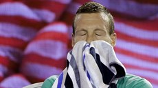 eský tenista Tomá Berdych se utírá v utkání 3. kola Australian Open proti...