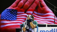 AMERICKÁ PAUZA. eský tenista Tomá Berdych se utírá v pauze bhem zápasu 3....