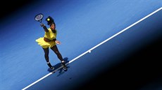 Americká tenistka Serena Williamsová podává v osmifinále Australian Open.