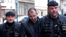 Policieté odvádí  Ivo Halu z budovy policie na pražském Perštýně.
