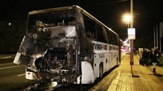Poár autobusu na praské Evropské ulici nedaleko stanice metra Nádraí...