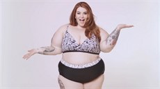 Tess Holliday v plavkách. Na své kivky je neskuten pyná.