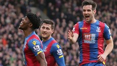 Wilfried Zaha v dresu Crystal Palace slaví se svými spoluhrái gól do sít...