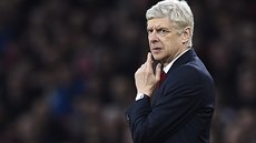 Zamy�lený Arsene Wenger sleduje první polo�as zápasu mezi Arsenalem a Chelsea.