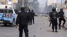 Tuniská vláda vyhlásila noní zákaz vycházení, reaguje na vlnu protest