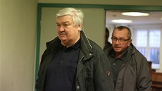Bývalý starosta Bítozevsi Václav �ístek (vlevo) dostal podmínku. Dnes u� v zastupitelstvu Bitozevsi není. S podmínkou ode�el od soudu také podnikatel Jaroslav Sol�anský (vpravo).