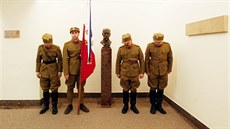 Legionái v Poslanecké snmovn pózují u busty T.G. Masaryka (28. leden 2016)