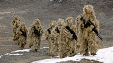 VÝCVIK. Čínští vojáci během cvičení na základně Bayingol v ujgurském autonomním...
