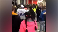 Roztrku hokejových fanouk krotili policejní tkoodnci