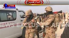 Zásah policist v pákistánské Univerzit Bacha Chána na zábrech ARY News (20....