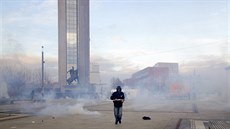 Demonstranti v Pritin se stetli s policií (9. ledna 2016).