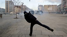 Demonstranti v Pritin se stetli s policií (9. ledna 2016).