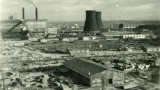Pohled z budovy ředitelství na staveniště elektrárny v roce 1953.