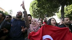 Demonstrující Tunisané na tíd Habíba Burgíby v Tunisu. (20. ledna 2015)