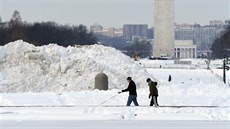 Obyvatelé Washingtonu, D. C., se potýkají s návaly snhu po víkendové vánici....