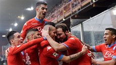 Radost fotbalistů Neapole, střelce gólu na Sampdorii Marka Hamšíka (třetí...