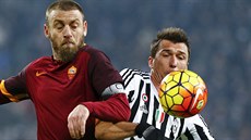 Mario Mand�uki� (vpravo) z Juventusu Turín a Daniele De Rossi z AS �ím. Po...