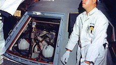 Vstup do pilotní kabiny lodi Apollo, uvnitř už sedí posádka.