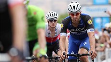 Petr Vako (v pozadí) v dresu Etixx-Quick Step a barvách eského ampiona.