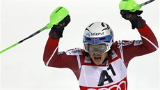 Henrik Kristoffersen se raduje v cíli slalomu ve Schladmingu.