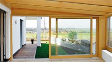 Posuvné dve�e v zimní zahrad� �et�í místo a umo��ují otev�ení velké plochy.