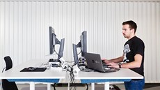 Asi t�etina zam�stnanc� má k dispozici stoly s nastavitelnou vý�kou. Pomocí...