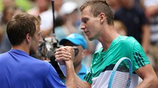 Tomá Berdych (vpravo) pijímá gratulaci od svého soupee Mirzy Baie.