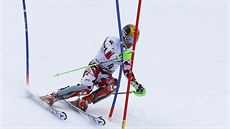 Rakouský lya Marcel Hirscher na trati slalomu v Kitzbühelu.