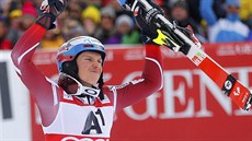 Norský lya Henrik Kristoffersen se raduje z triumfu ve slalomu v Kitzbühelu.