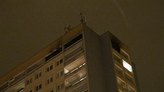 V Bohnicích hoel byt v 17. pate, dva lidé se zranili (20. ledna 2016).
