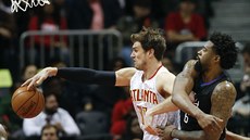 Tiago Splitter z Atlanty má k mí�i blí� ne� DeAndre Jordan z LA Clippers.