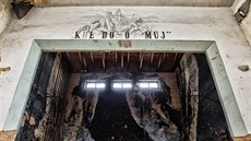 Franti�ka �kroupa p�ipomíná nápis Kde domov m�j nad zdevastovaným jevi�t�m.